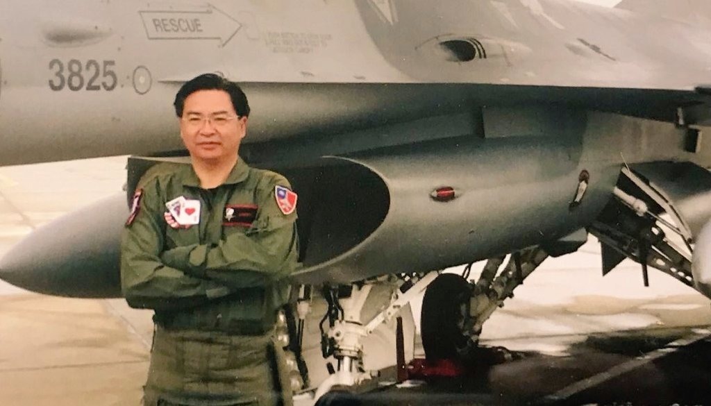 Cảm ơn Mỹ bán vũ khí cho Đài Loan, ông Ngô Chiêu Nhiếp đăng hình ảnh căn cứ Luke Air Force Base lên Twitter
