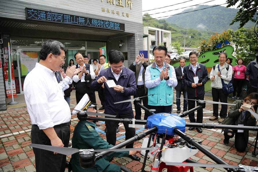 Bộ giao thông thử nghiệm thành công máy bay không người lái vận chuyển bưu kiện và chất kháng nọc độc rắn đến vùng sâu vùng xa