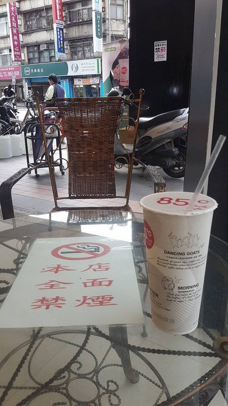 Thành phố Tân Bắc ra lệnh cấm hút thuốc ở hiên nhà của chuỗi cửa hàng tiện lợi và quán cà phê