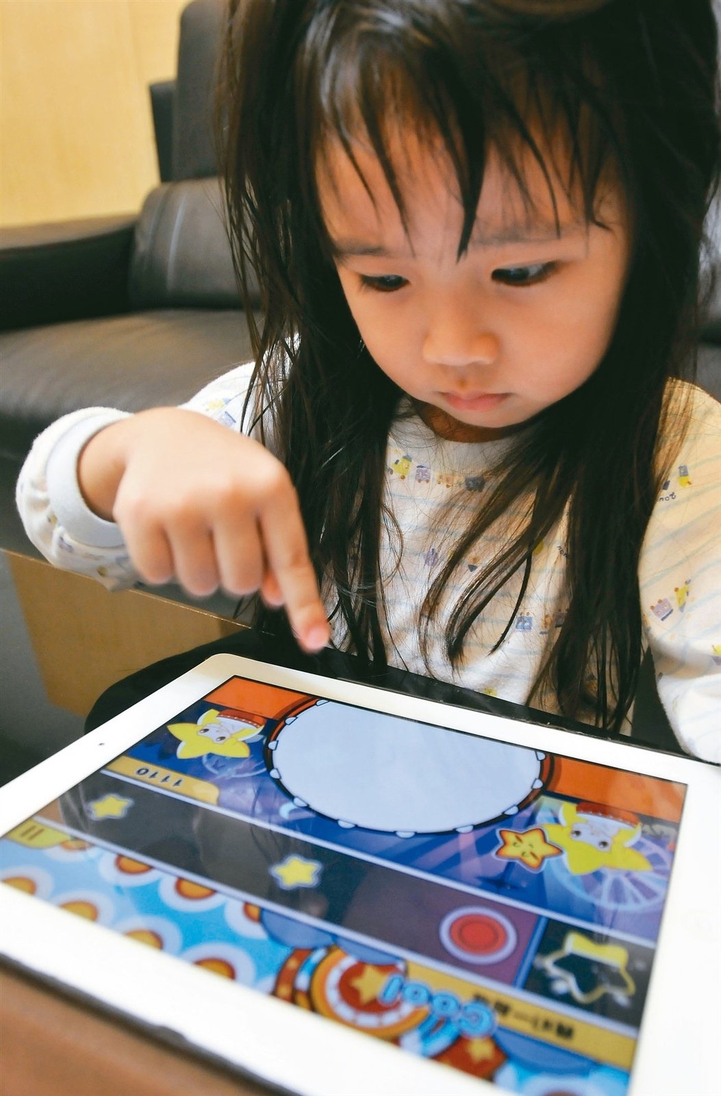 WHO kiến nghị không nên cho trẻ sơ sinh dưới 1 tuổi tiếp xúc với màn hình điện tử