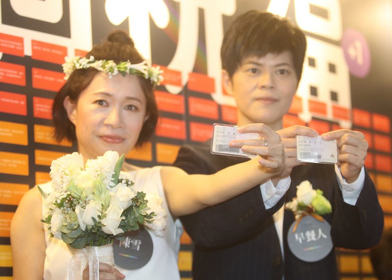 Tính đến 2 giờ chiều, đã có 363 cặp đồng tính đăng ký kết hôn. Thủ tục chỉ 3 phút, nhưng con đường này đã phải chờ đến 10 năm