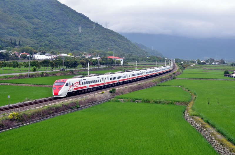 Vé xe lửa dịp Tết Đoan Ngọ bán ra 60 ngàn tấm trong vòng 1 phút