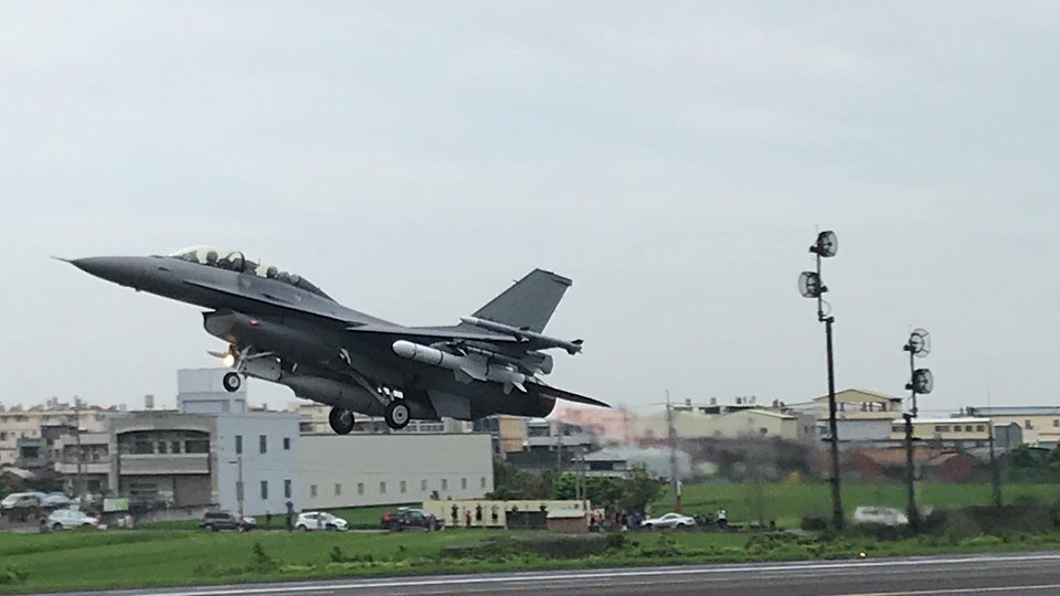 Máy bay chiến đấu F -16V lần đầu tiên cất, hạ cánh trên đường cao tốc số 1 đoạn Chương Hóa.