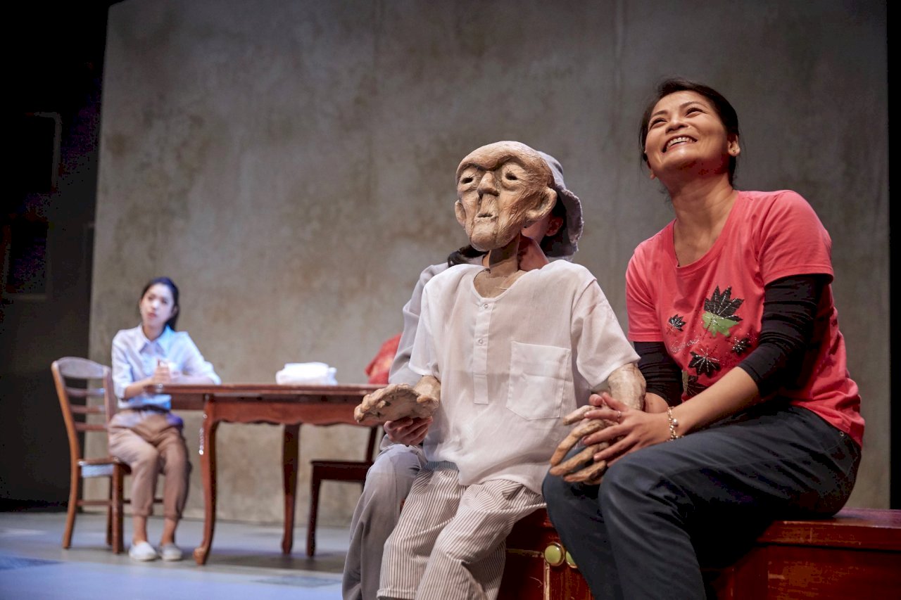 Vở kịch “Homecoming”- Soi rọi tâm tư của người xa xứ