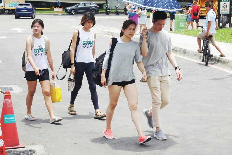 Hôm nay (16/6) nhiệt độ toàn Đài Loan trên 30 độ, miền Nam và khu vực Hoa Liên- Đài Đông có mưa rào