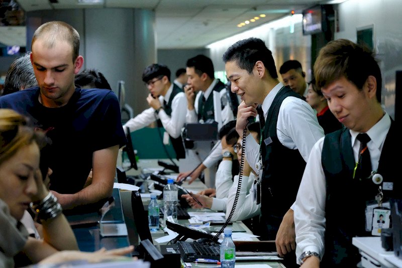 Cuộc bãi công của hãng hàng không EVA bước sang ngày thứ 3, hành khách nóng lòng ở lại sân bay qua đêm để đợi được bố trí chuyến bay