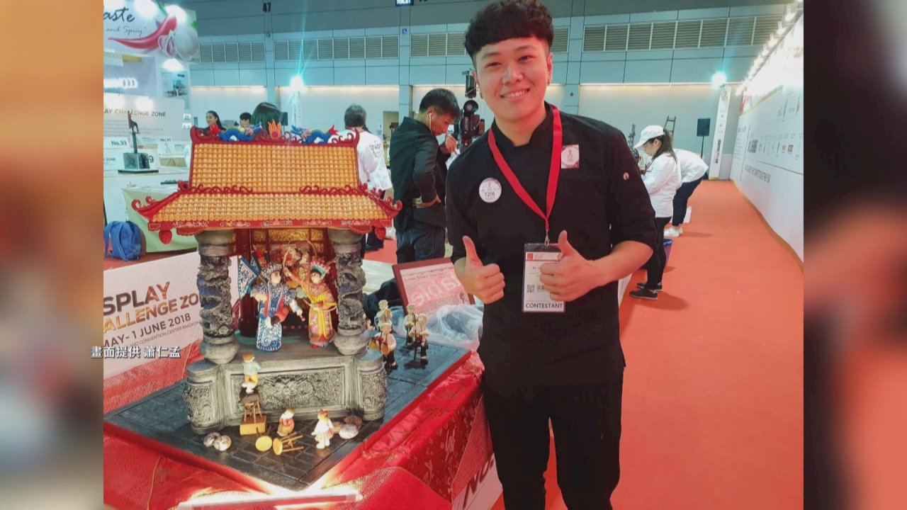 Thanh niên huyện Nghi Lan dùng bánh Fondant trang trí thành sân khấu kịch “ca tử hí” đoạt giải huy chương bạc