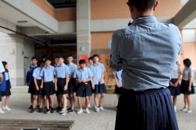 Trường hợp đầu tiên trên toàn quốc. Trường trung học Bản Kiều cho phép nam học sinh mặc váy đến trường