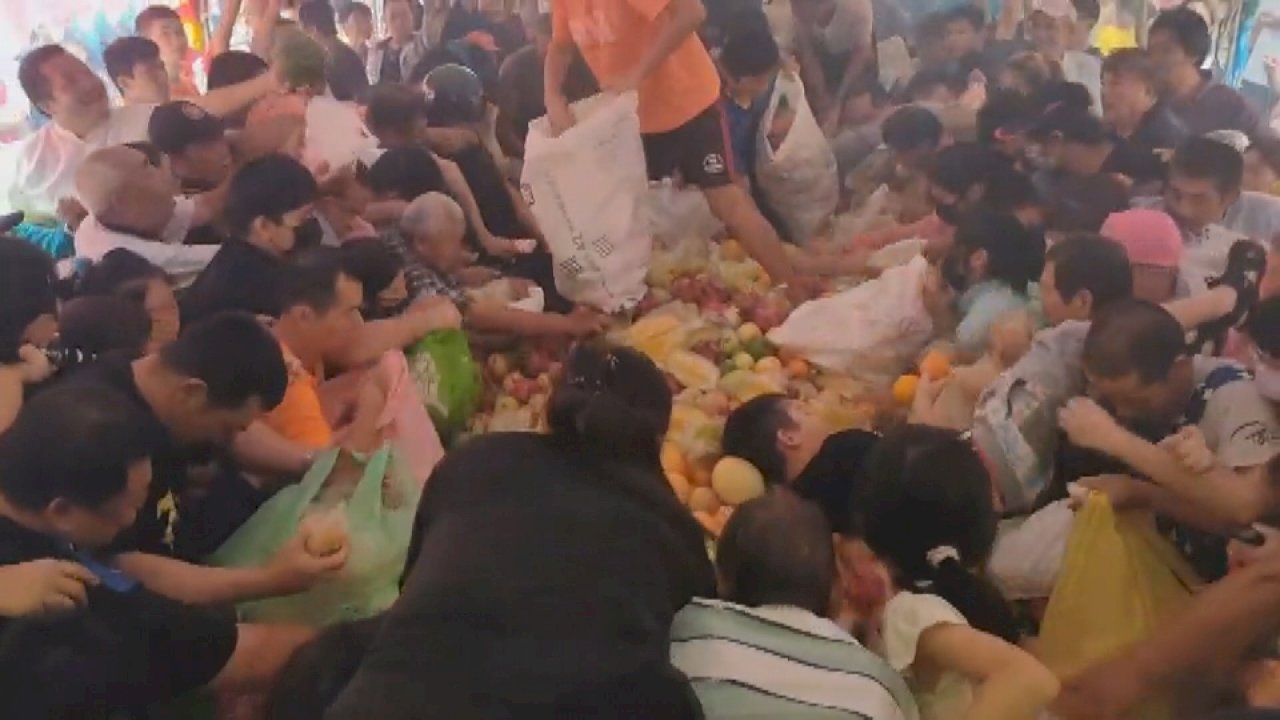 Lễ Trung Nguyên ở Bắc Cảng vô cùng náo nhiệt, người dân tranh nhau “núi trái cây”