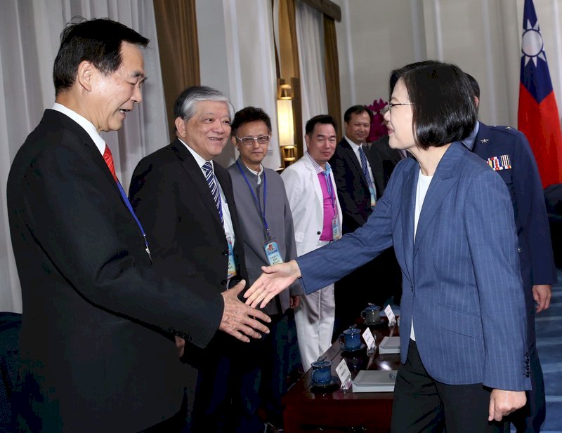 Lễ Quân nhân, Tổng thống cổ vũ dân chúng bày tỏ niềm kính mến quân nhân.