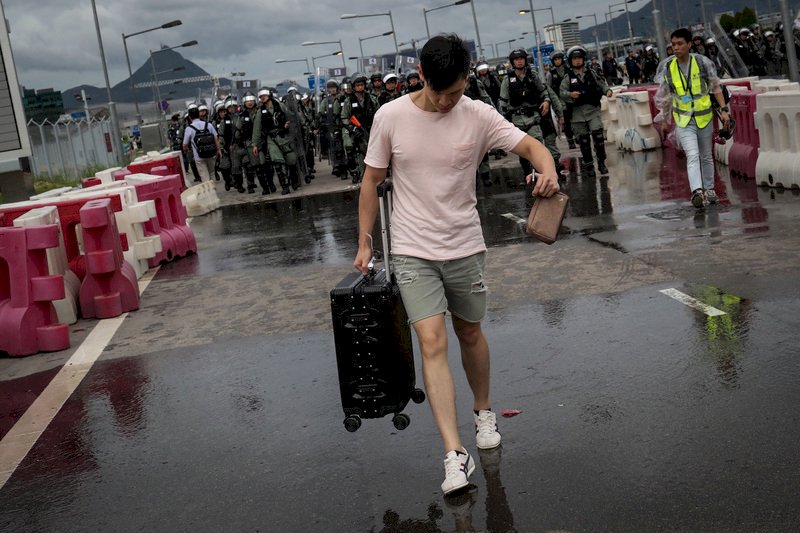 Cảnh sát Hong Kong tăng cường kiểm tra đề phòng dân chúng biểu tình làm tê liệt sân bay.