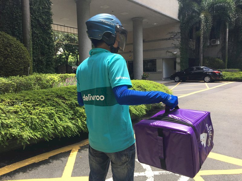 Ngày bão có nên giao thức ăn tận nơi? Bộ Lao động đưa ra bản hướng dẫn cho doanh nghiệp tham khảo