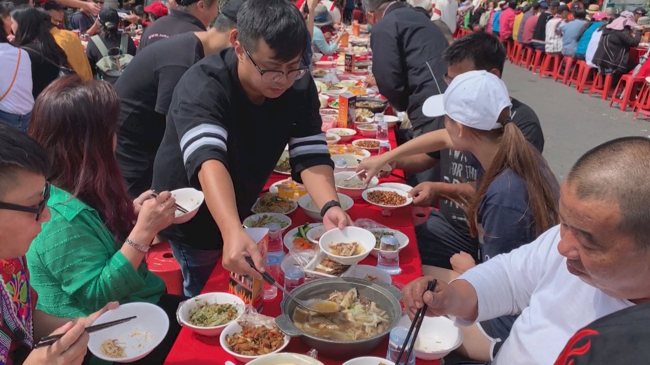 Thanh Cảnh huyện Nam Đầu mở tiệc ngoài trời mãn nhãn món đặc sản Vân Nam, Myanmar và Thái Lan