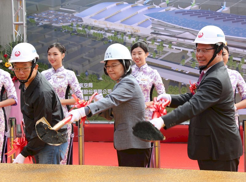 Thúc đẩy nâng cấp Sân bay quốc tế Đài Trung. Tổng thống Thái Anh Văn : Hy vọng có thể giúp ích cho việc phát triển các ngành công nghiệp liên quan đến hàng không vũ tru