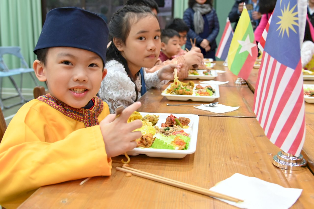 Bữa cơm trưa tại trường học của thành phố Tân Bắc có món ăn của 7 nước Đông Nam Á.