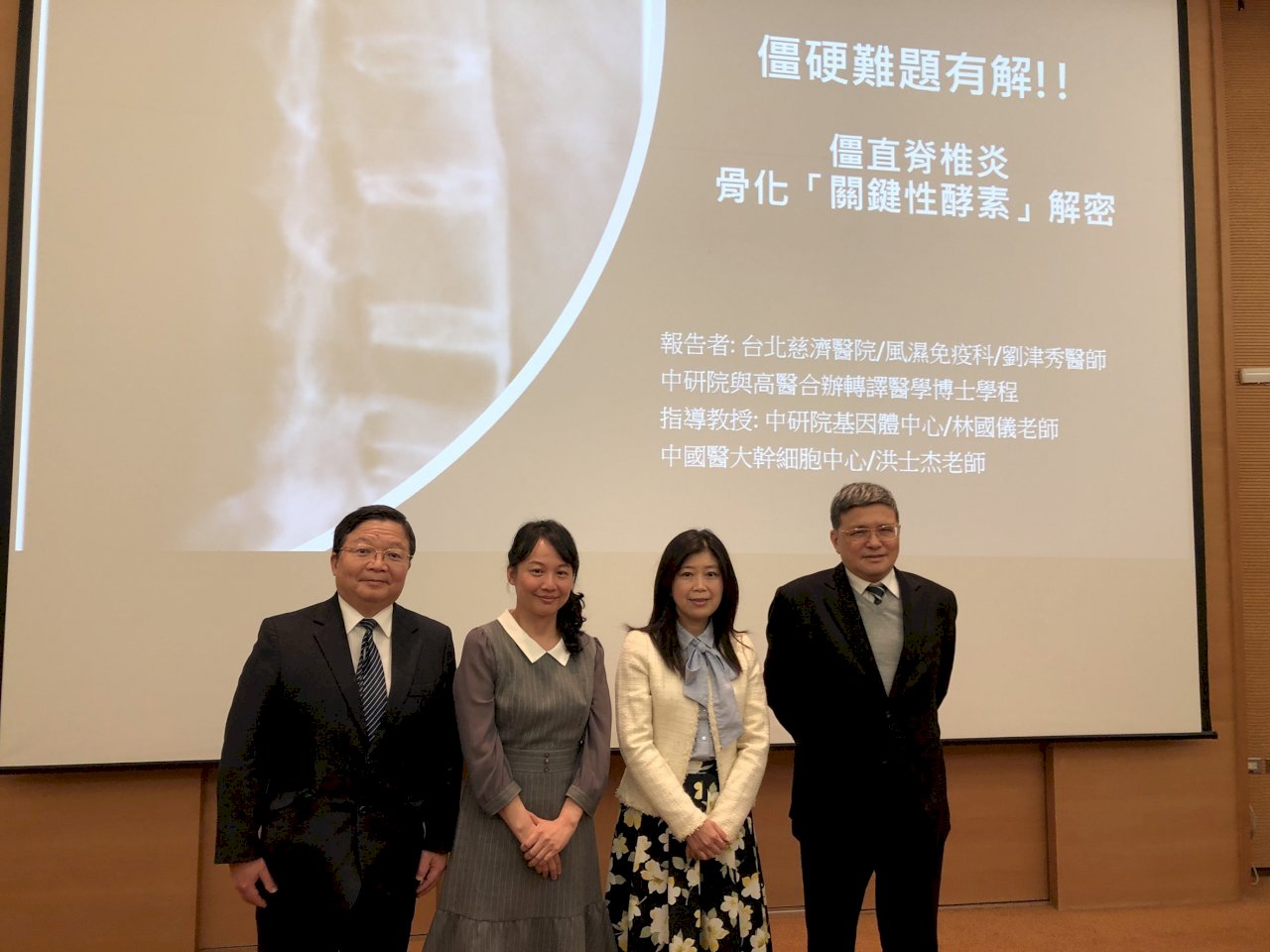 Tin vui cho bệnh nhân! Viện Nghiên cứu Trung ương tìm ra enzyme quan trọng liên quan đến bệnh viêm cột sống dính khớp