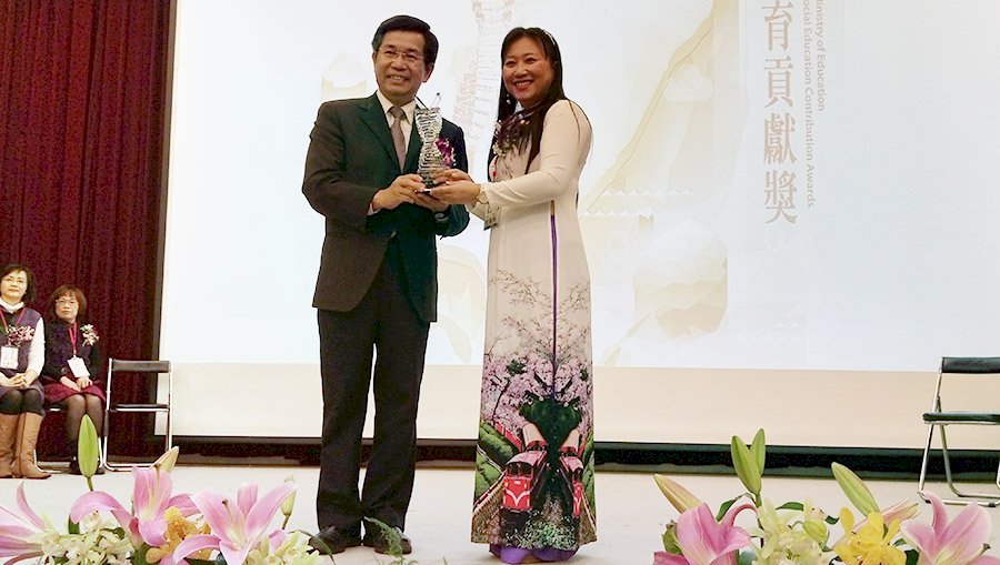 Giáo viên tiểu học trở thành thiên thần bảo vệ di dân mới, được trao Giải cống hiến Giáo dục Xã hội