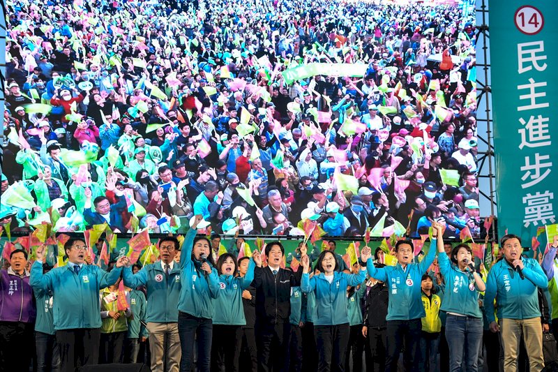 Thái Anh Văn và Lại Thanh Đức cùng vận động tranh cử. Tổng thống Thái Anh Văn : Tôi là tổng thống chú trọng quốc phòng nhất