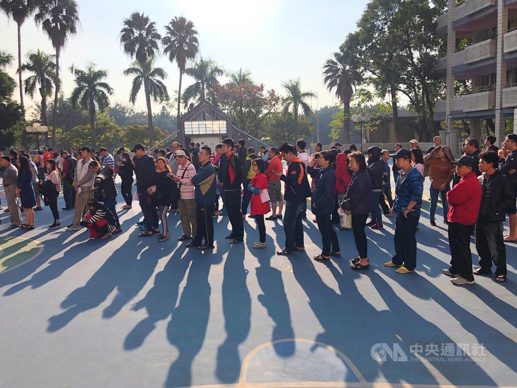 Ngày Tổng tuyển cử thời tiết đẹp ấm áp, người dân nườm nượp đi bỏ phiếu