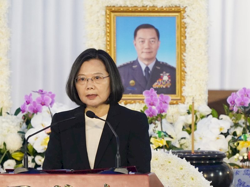 TT Thái Anh Văn đến dự lễ cúng điếu các tướng sĩ lâm nạn trong vụ rớt máy bay trực thăng Hắc Ưng.