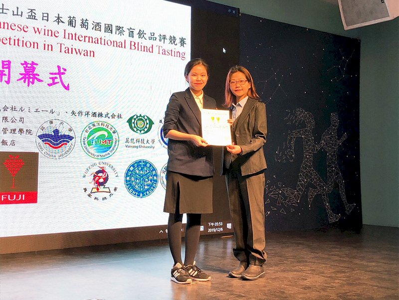 Sinh viên Việt Nam trường Đại học Long Hoa đoạt giải quán quân lần thứ hai trong cuộc thi nếm mù rượu vang
