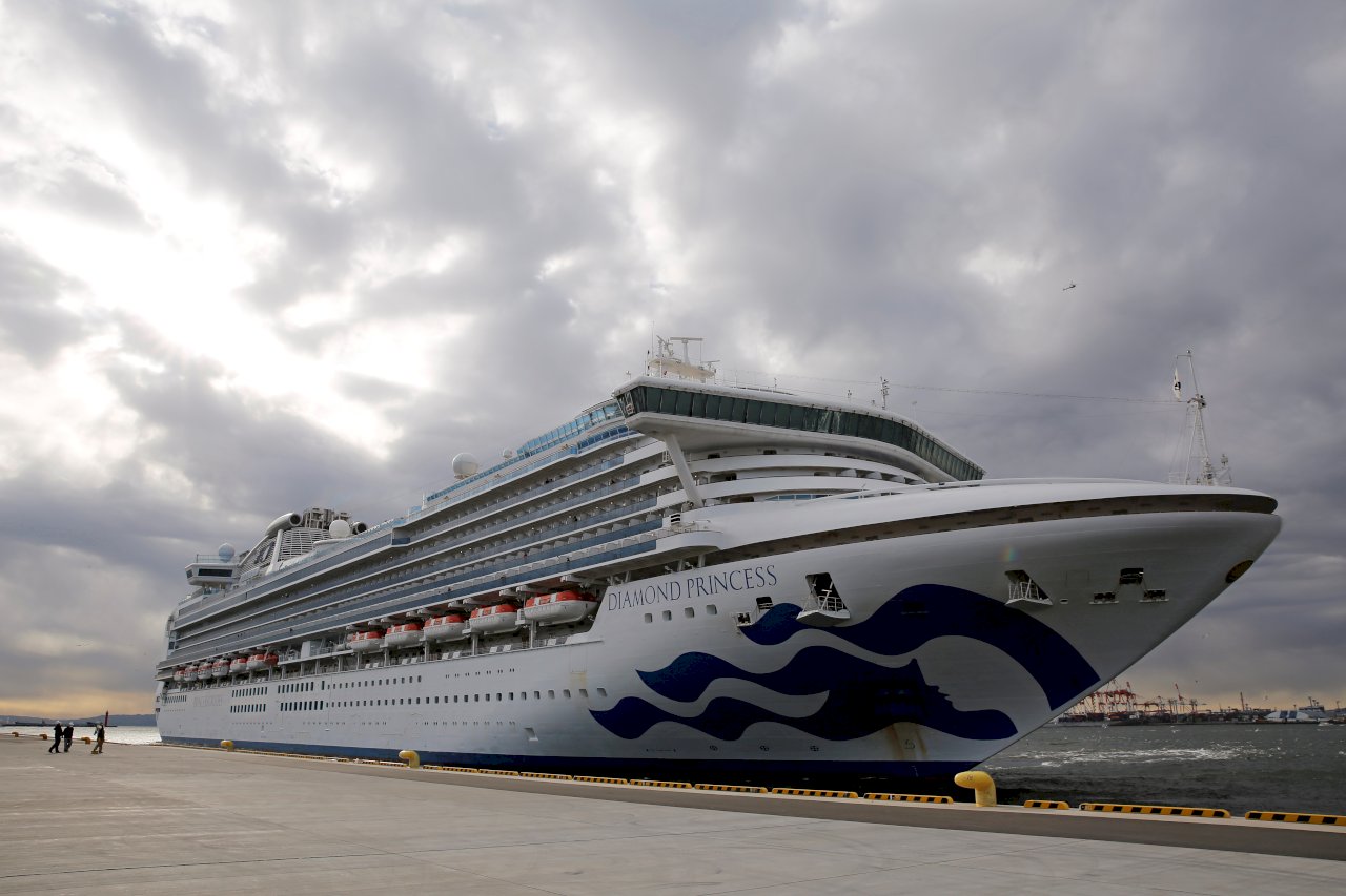 Cụ già 85 tuổi người Đài Loan bị cách ly trên tàu Diamond Princess đã được sắp xếp để xuống thuyền và nhập viện