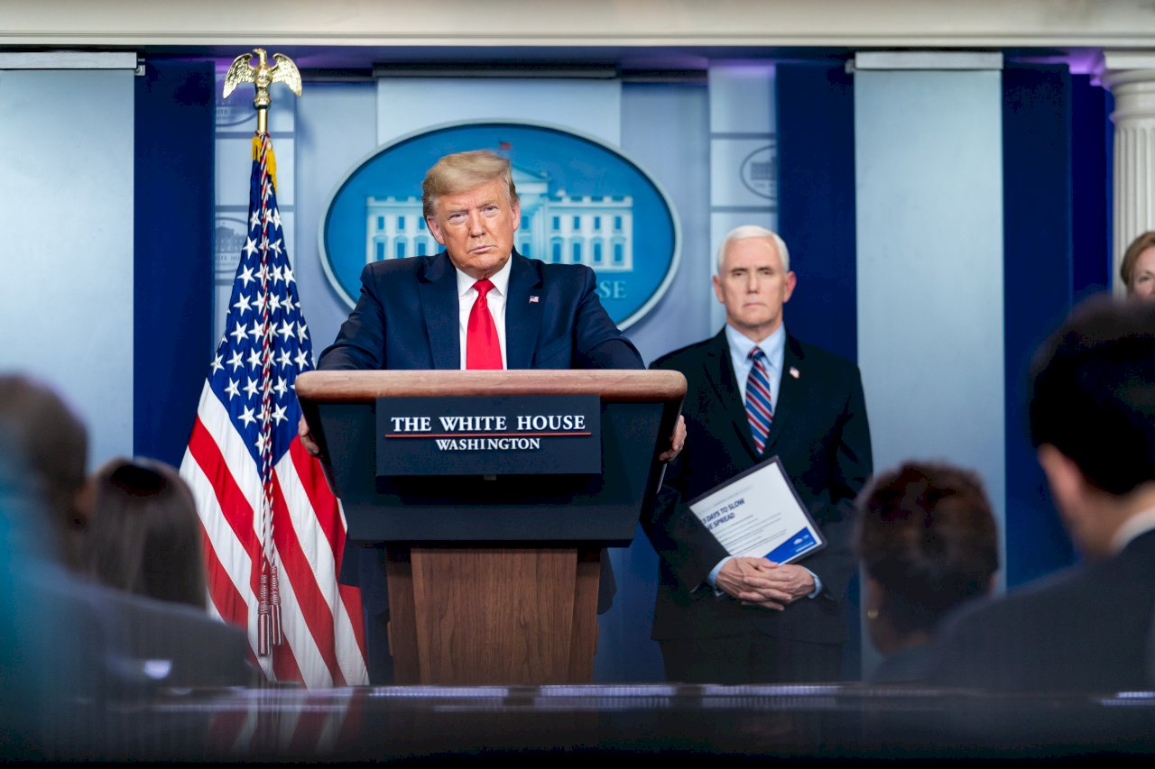 Quan chức Mỹ kêu gọi người dân nên tự nguyện đeo khẩu trang, nhưng Tổng thống Donald Trump cho biết ông sẽ không đeo