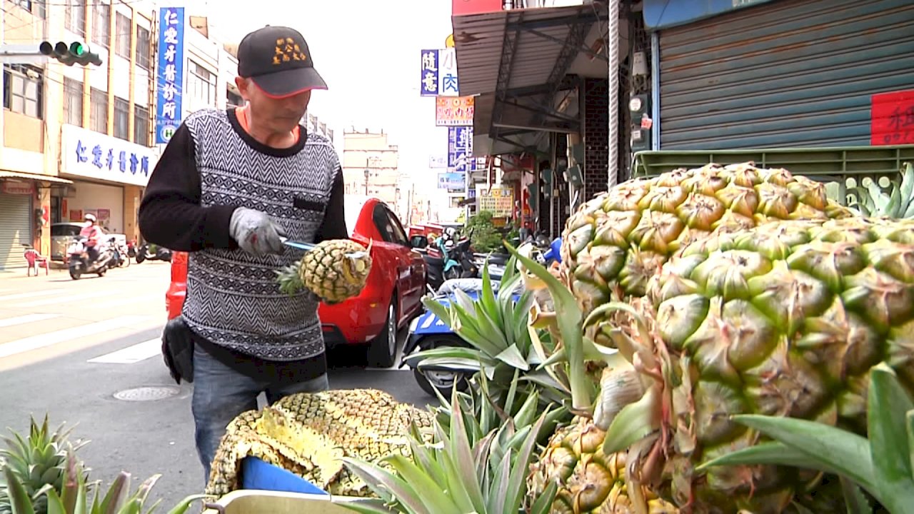 ̣(Video) Cao thủ gọt dứa. Ông chủ bán dứa ở Gia Nghĩa gọt 1 trái dứa chỉ cần 12 giây