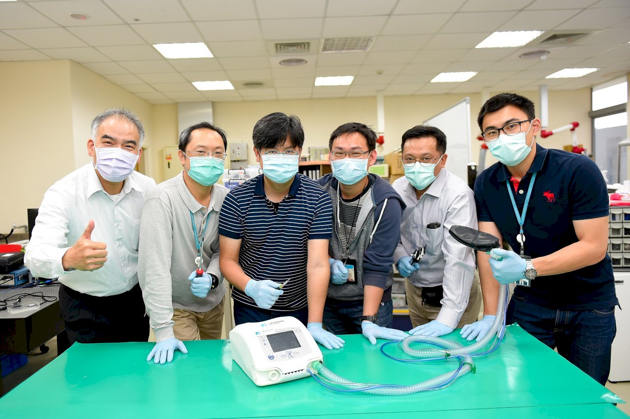 Thiết bị máy thở nguyên mẫu đầu tiên dùng trong y tế của Đài Loan ra mắt, đặt mục tiêu tới tháng 6 sang năm sẽ sản xuất 100 chiếc