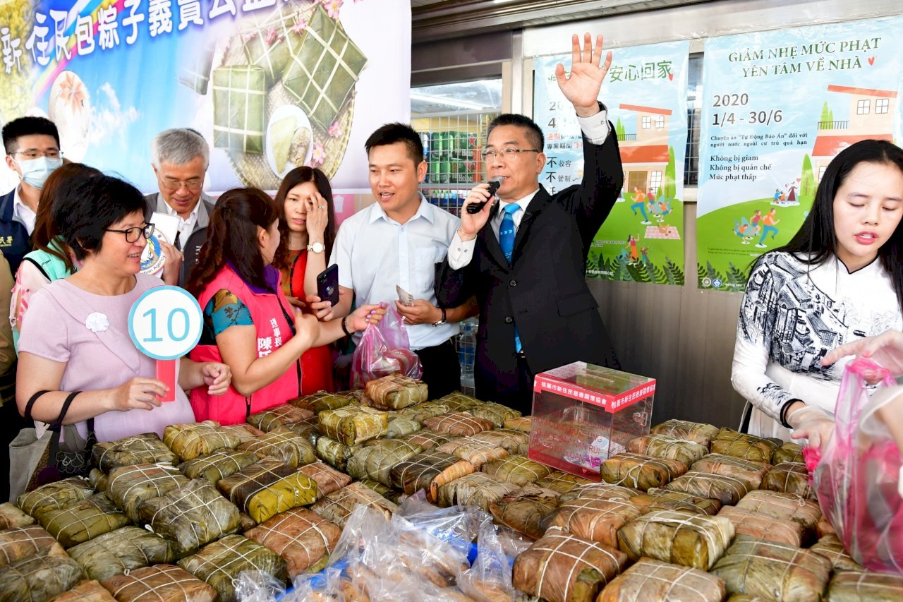 Hỗ trợ cho lao động di trú khó khăn về nước, Bộ trưởng Bộ Nội chính cùng nghệ sĩ giúp tân di dân bán bánh chưng