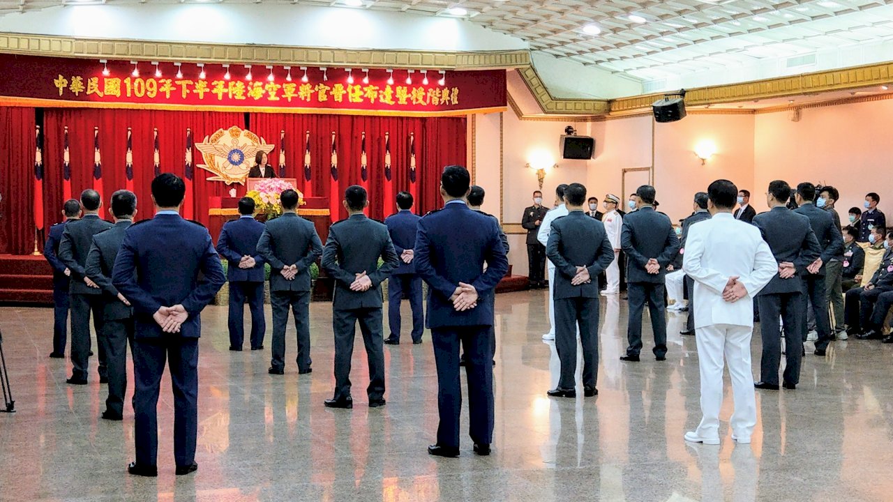Trung Quốc không ngừng quấy rối. Tổng thống yêu cầu quân đội phải đề cao cảnh giác.