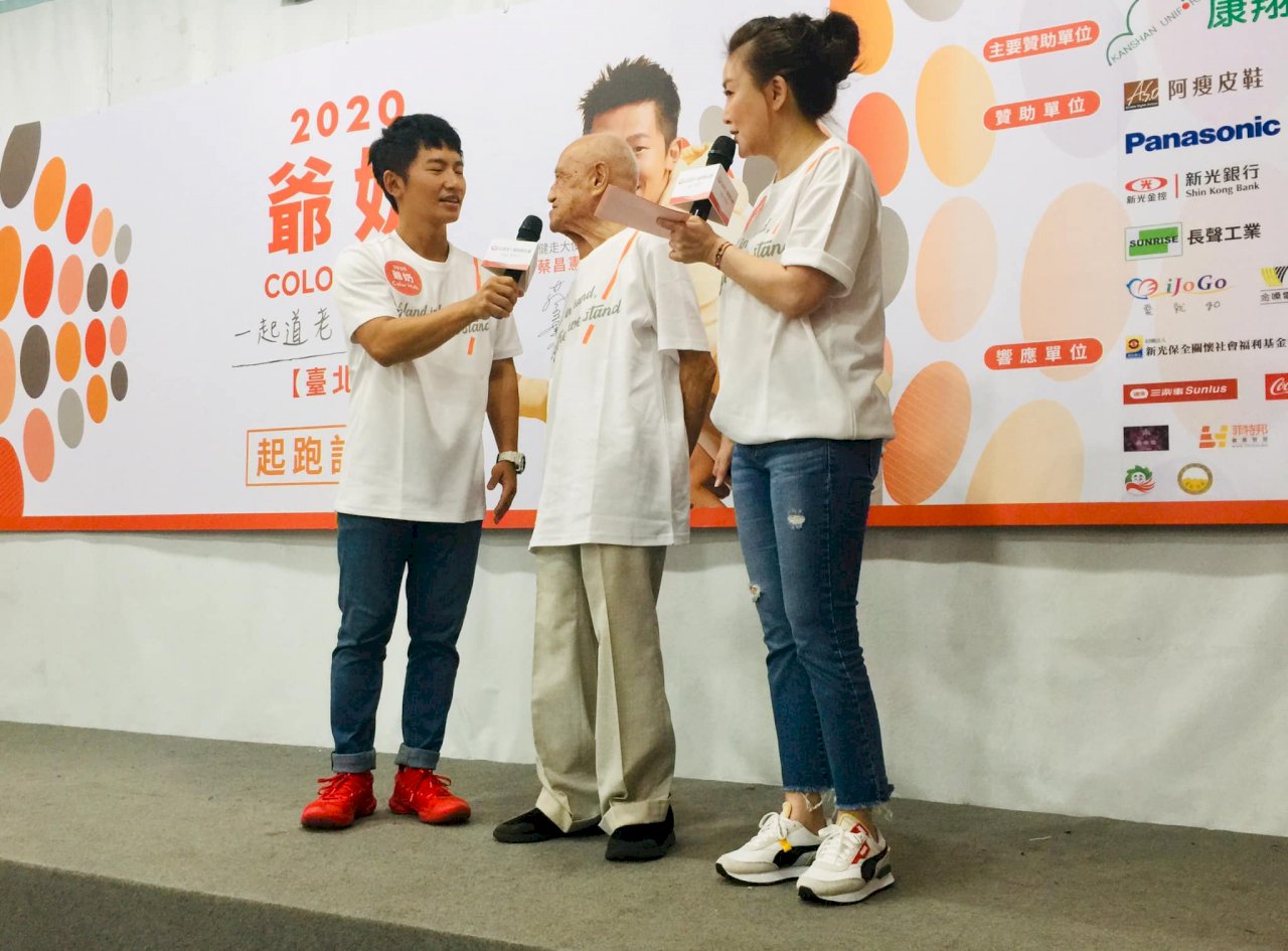 Cụ ông 97 tuổi tham dự hoạt động đi bộ vì sức khỏe cự ly 5km hưởng ứng phong trào phòng chống dịch bệnh