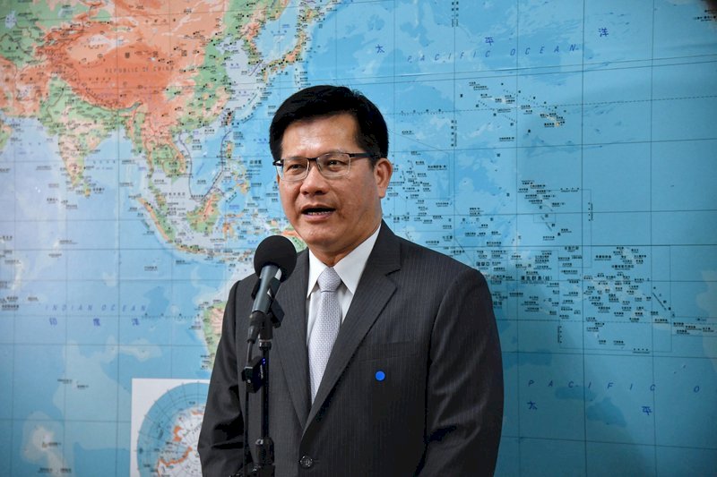 Nhân viên Bưu điện phải làm thêm vào thứ 7 để phát phiếu mua hàng. Lâm Giai Long : Công ty bưu điện Trung Hoa sẽ đánh giá xem có tiếp tục làm thêm vào thứ 7 trong tháng 8 