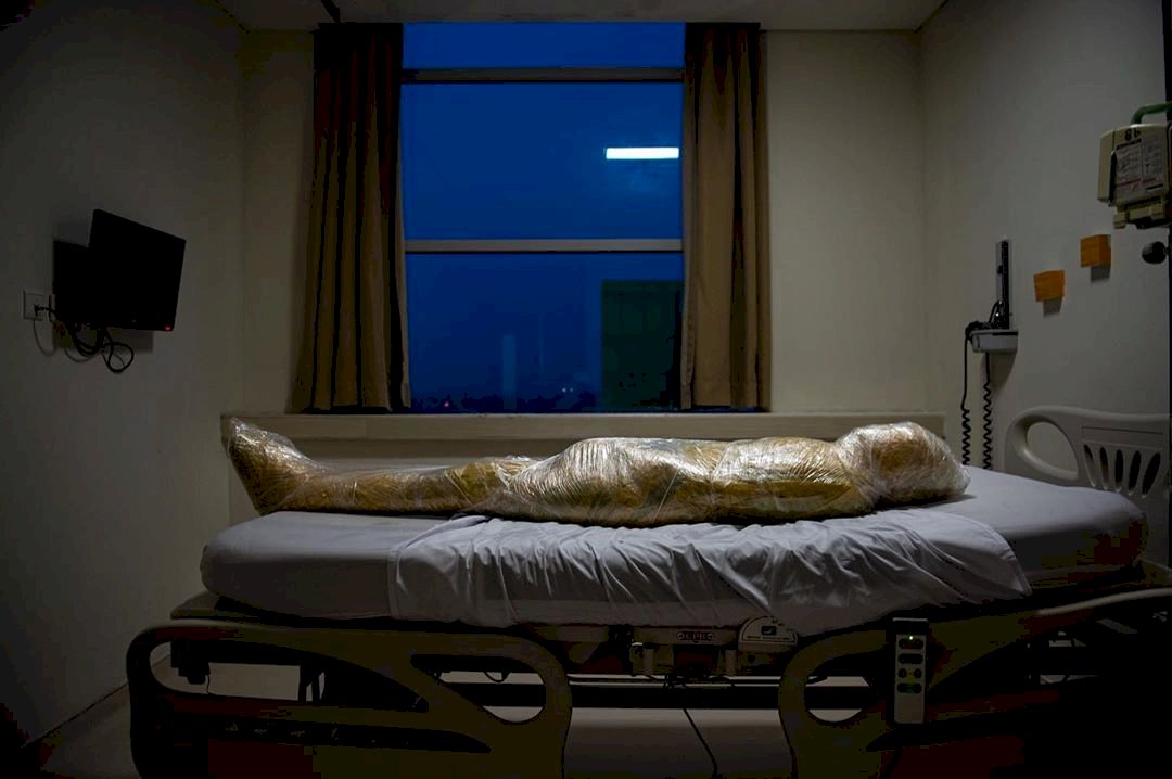 Tấm ảnh chụp thi thể nạn nhân của dịch Covid-19 gây chấn động.