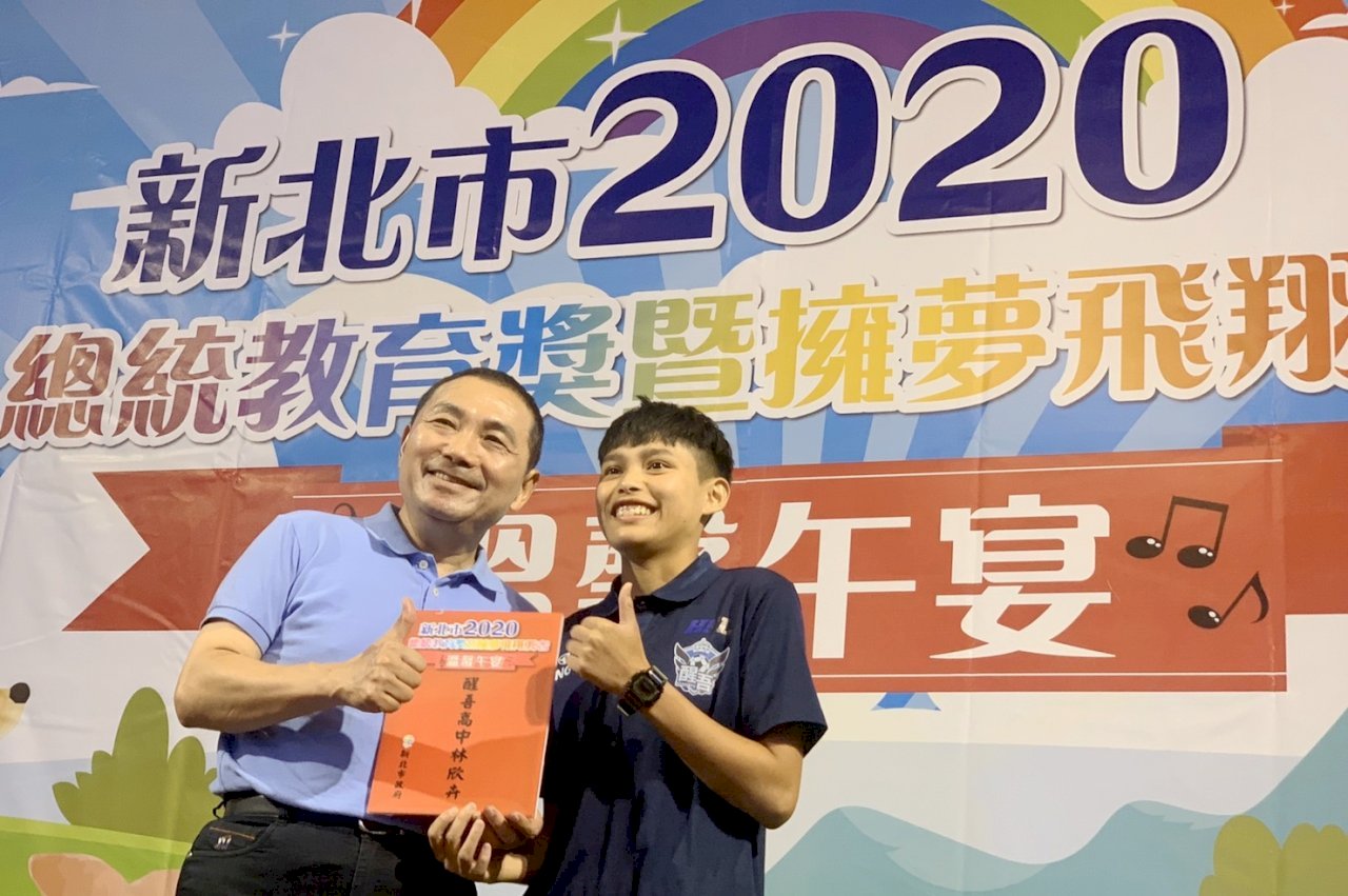 Con em tân di dân Lin Xin Hui được chọn vào đội tuyển bóng đá nữ quốc gia và cũng giành được Giải thưởng giáo dục của Tổng thống