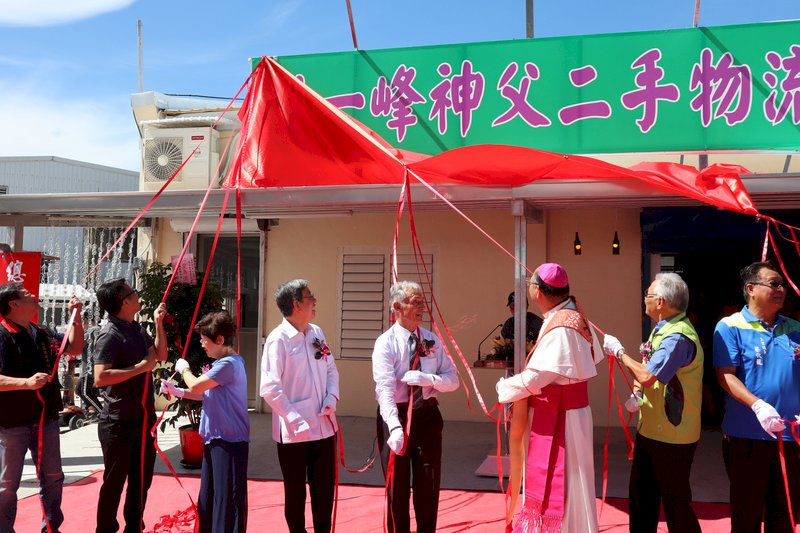 Kho hàng Secondhand - món quà sinh nhật tuyệt vời nhất của cha xứ bắt đầu đi vào hoạt động