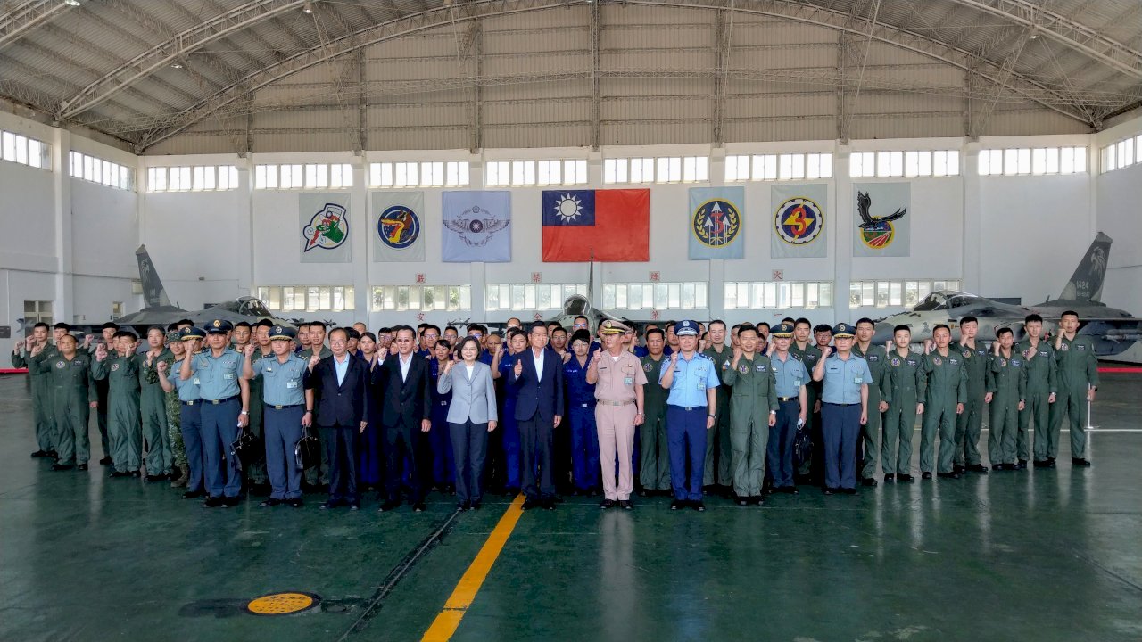 Tổng thống: Là không quân của Trung Hoa Dân Quốc thì làm sao để cho kẻ khác ra oai trên bầu trời nước nhà.