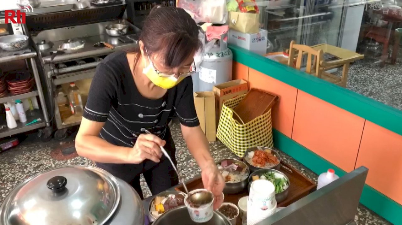 Được chủ tiệm cho ăn no, hai chị em 10 năm sau quay lại trả ơn