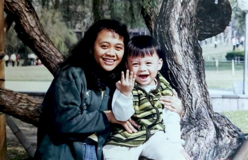 Vợ chồng giáo sư và con trai nhờ cộng đồng mạng giúp đỡ tìm kiếm cô bảo mẫu Indonesia đã về nước 17 năm trước