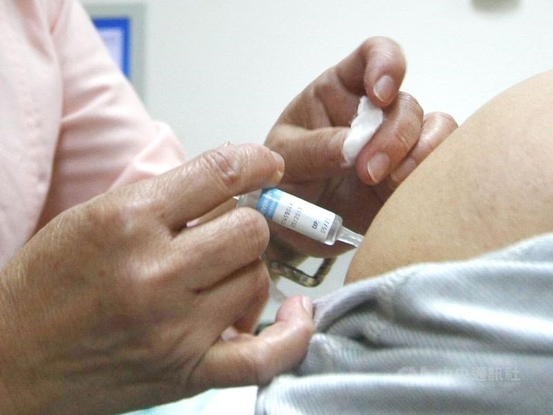 Từ ngày 5/10 bắt đầu tiêm phòng vắc-xin cúm mùa miễn phí dành cho trẻ em, học sinh, cha mẹ có trẻ dưới 6 tháng và người trên 50 tuổi