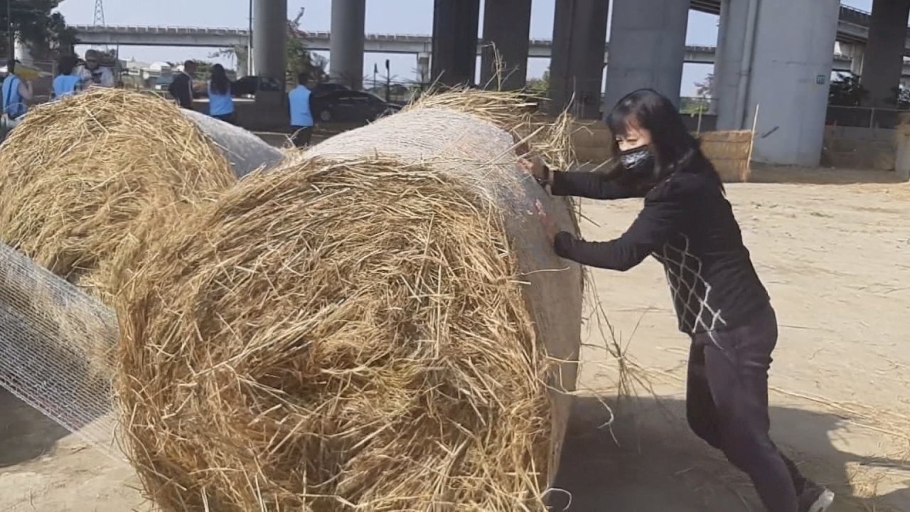 Biến rơm thành vàng! Khám phá mê cung bằng cuộn rơm rộng hơn 2000 mét vuông tại Vân Lâm