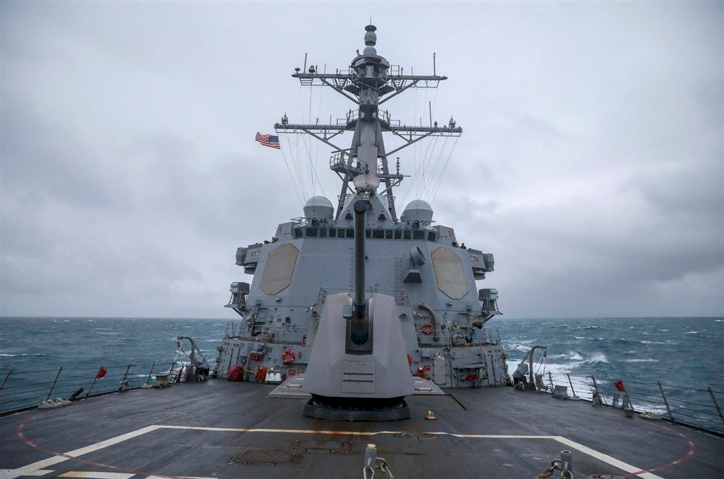 Tàu khu trục mang tên lửa dẫn đường USS Mustin (DDG 89) lớp Arleigh Burke Mỹ đi ngang qua eo biển Đài Loan