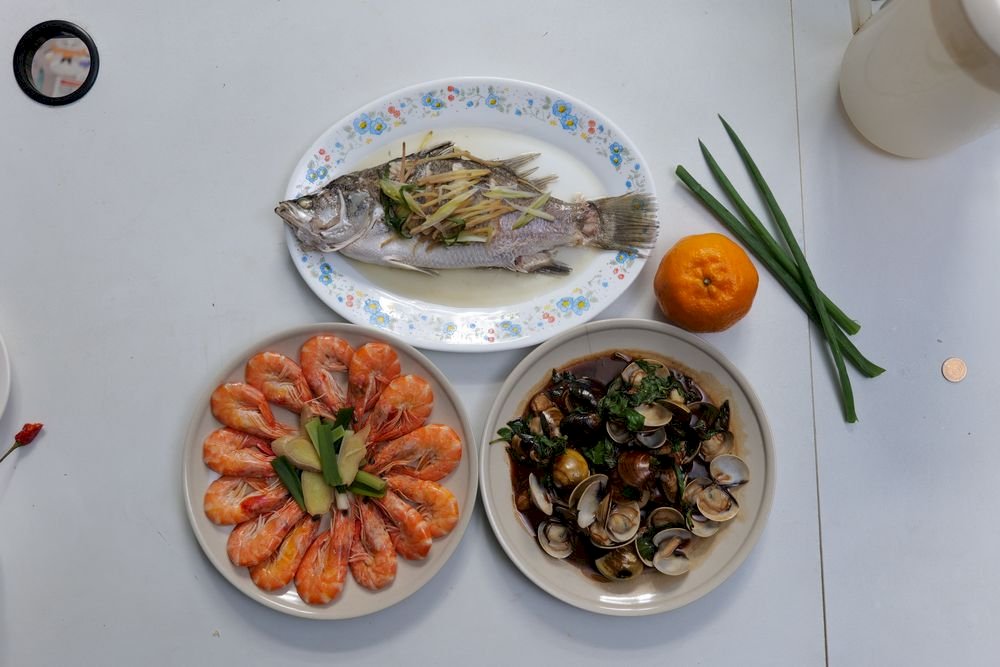 Hạt vi nhựa có thể theo đồ ăn hải sản đi vào cơ thể con người. Mỗi năm trung bình mỗi người ăn “một cái ống hút nhựa”