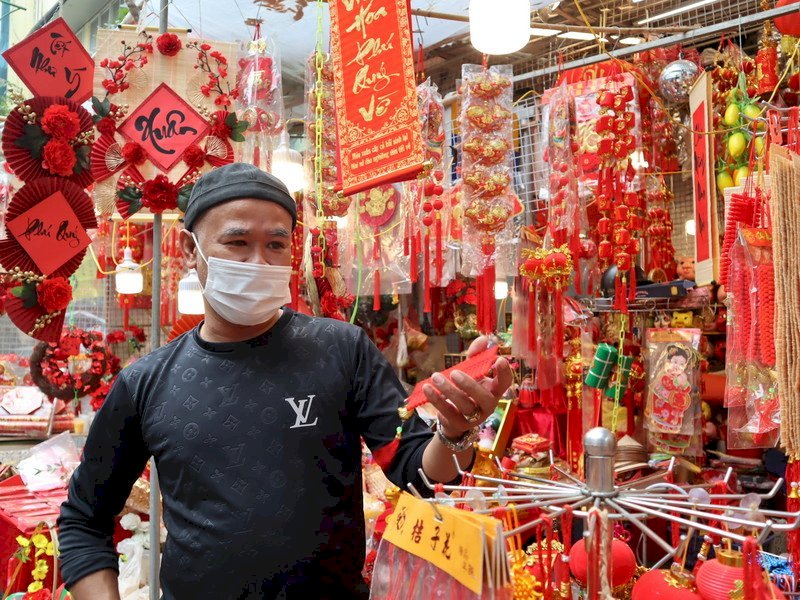 Bùng phát đợt lây nhiễm cộng đồng mới, chợ Tết ở Hà Nội vắng vẻ ảm đạm không như mọi năm