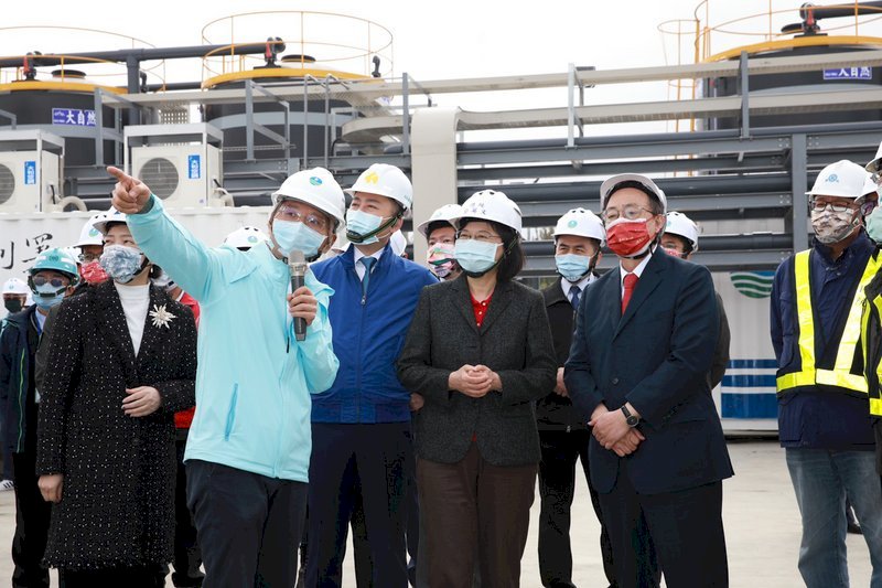 Nhân dịp năm mới, Tổng thống đã đến viếng thăm và động viên cổ vũ toàn thể nhân viên thực hiện dự án máy lọc nước biển thành nước uống tại Tân Trúc