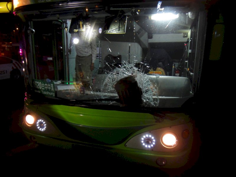 Vật rơi rớt – những quả bom nổ chậm trên đường cao tốc