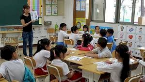 Hàng chục nghìn người đang theo học ngôn ngữ di dân mới trong các cấp học từ tiểu học đến đại học