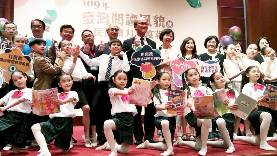 Dịch bệnh bùng phát thúc đẩy phong trào đọc sách toàn dân, tỷ lệ mượn đọc sách điện tử tăng vọt, nhưng tỷ lệ mượn sách ở nữ giới lần đầu giảm