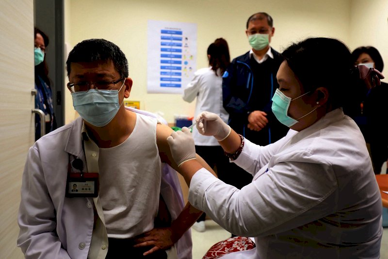 Toàn Đài Loan có hơn 5 nghìn người đã tiêm Vaccine AZ phòng Covid 19, trong đó có 1 y tá dị ứng với thuốc