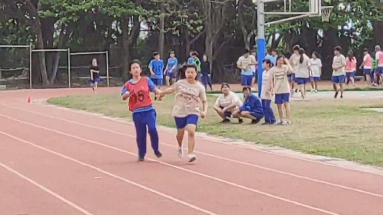 Câu chuyện xúc động: cả lớp cố gắng giúp bạn học khiếm thị có thể thi chạy tiếp sức trong hội thao trường